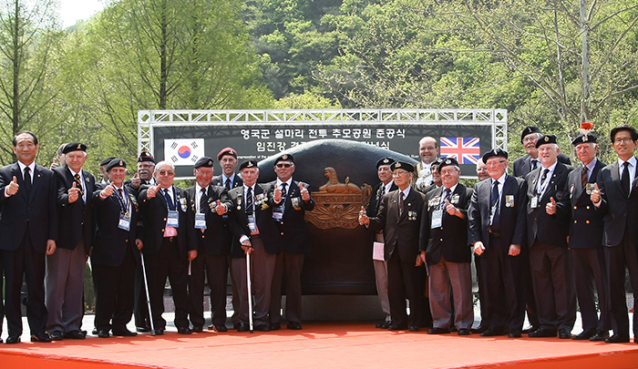 Commonwealth veterans gather in front of the commemorative statue on April 23 during the opening ceremony for the Gloster Hill Memorial Park. (photo courtesy of the Ministry of Patriots' and Veterans' Affairs) 