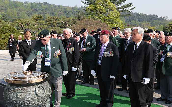 Korean War veterans from the U.K., Canada, Australia and New Zealand pay their respects at the National Cemetery. (photo courtesy of the Ministry of Patriots' and Veterans' Affairs) 