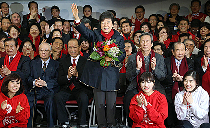 President-Elect Park Geun-hye thanks party officials for her victory at Saenuri Party headquarters in Yeouido, western Seoul (photo: Yonhap News).