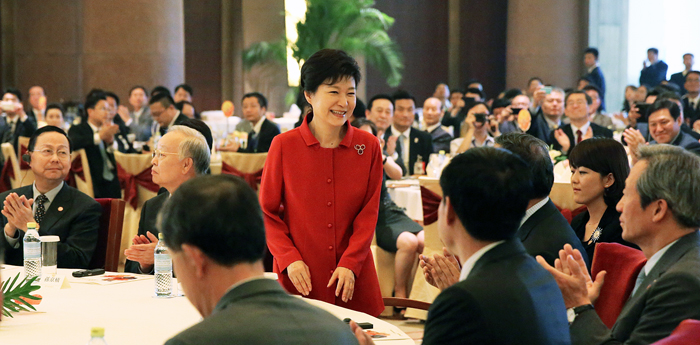 President Park Geun-hye (center) receives applause at a Korea-China business forum on June 28 in Beijing (photo: Cheong Wa Dae).