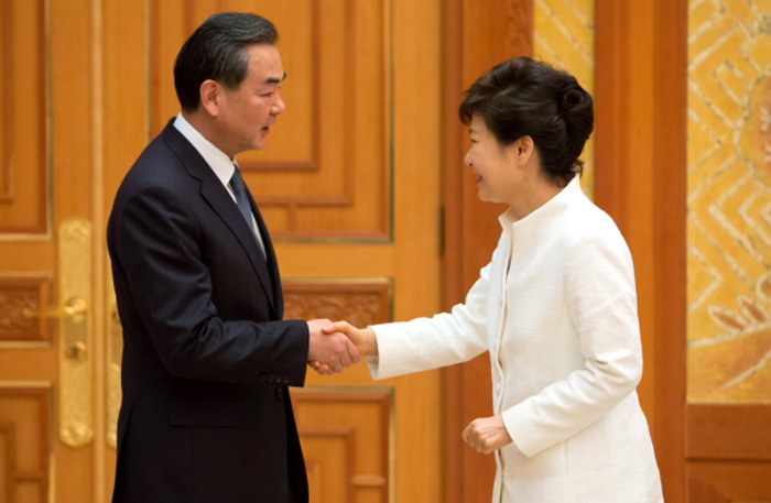 President Park Geun-hye (right) shakes hands with Chinese Foreign Minister Wang Yi on May 26 at Cheong Wa Dae. (photo: Cheong Wa Dae)