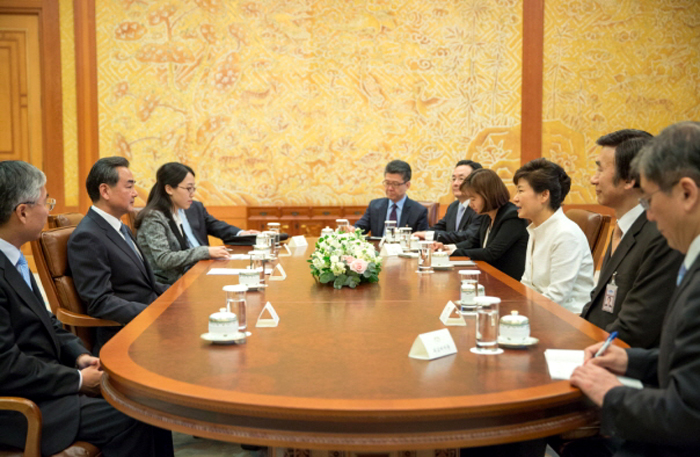 President Park Geun-hye (third from right) holds a meeting with Chinese Foreign Minister Wang Yi (second from left) at Cheong Wa Dae on May 26. (photo: Cheong Wa Dae)