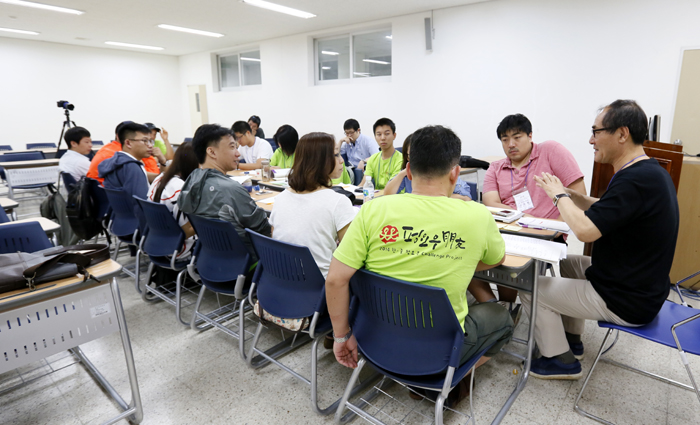 Movie director Bae Chang-ho (right) shares his knowhow about how to produce 3-D movies with a group of young would-be film makers from both Korea and China. They were selected to participate in the ongoing Korea-China Peng You 朋友 Challenge Project. (photo courtesy of the Hankook Kyungjae Daily)