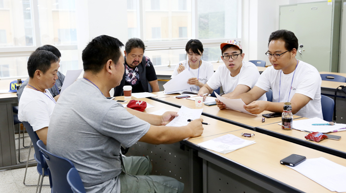 Chinese film director Zhang Yuan (center) shares his own techniques of creating 3-D films with the young would-be film makers, part of the ongoing Korea-China Peng You 朋友 Challenge Project. (photo courtesy of the Hankook Kyungjae Daily)