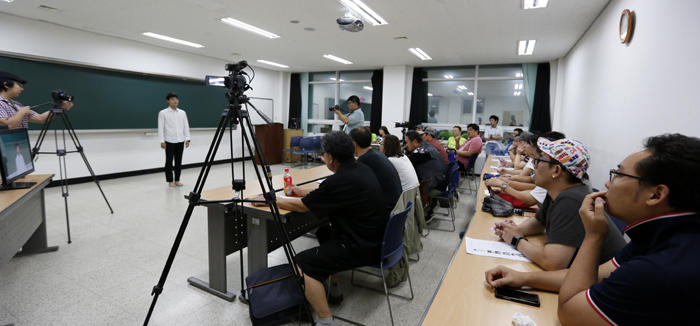 Future film makers from both Korea and China attend classes taught by experts from the film industry, including Korean film director Bae Chang-ho and Chinese movie maker Zhang Yuan. (photo courtesy of the Hankook Kyungjae Daily)