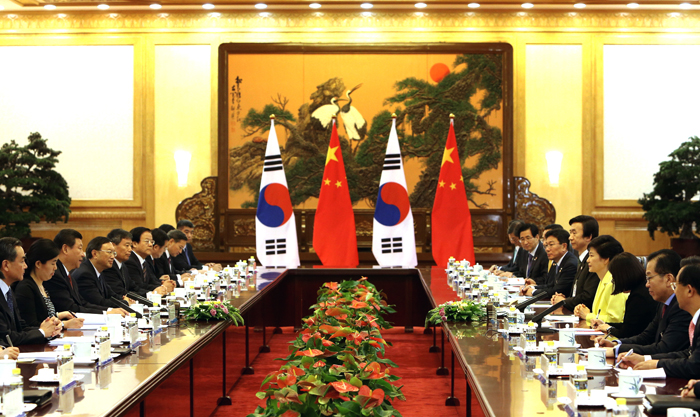 President Park Geun-hye (fourth from right) and Chinese President Xi Jinping hold an extended summit on June 27 at the Great Hall of the People in central Beijing (photo: Cheong Wa Dae).