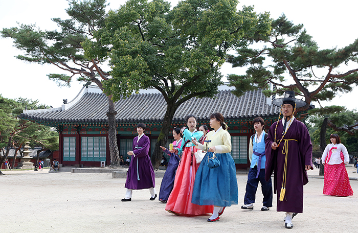 Visitors in Hanbok walk around Changgyeonggung in Seoul (photo: Jeon Han). 