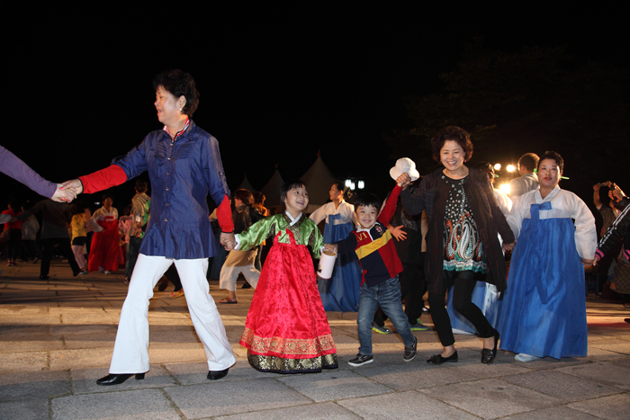 Visitors to the National Folk Museum of Korea participate in ganggangsullae, a traditional Korean circle dance performed under the bright full moon during Chuseok (photo courtesy of National Folk Museum of Korea). 