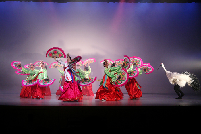 A fan dance will be performed at the outdoor stage in front of the National Museum of Korea (photo courtesy of National Museum of Korea). 