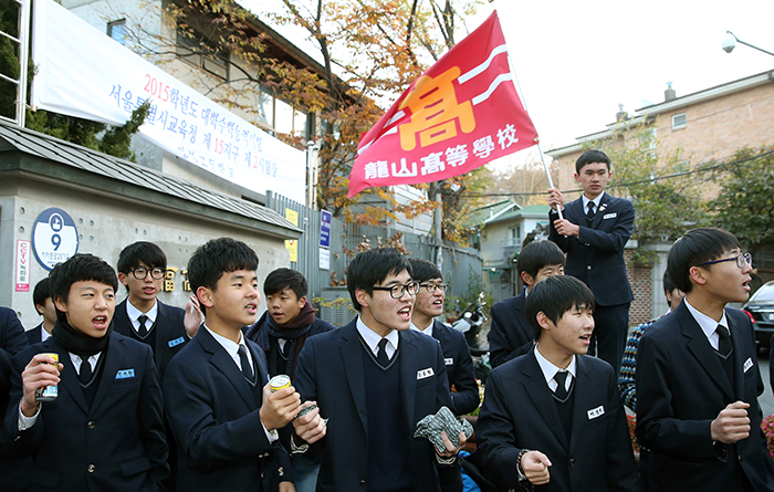 Younger Yongsan High School students cheer on and wish good luck to their seniors who take the CSAT exam on the morning of November 13. 