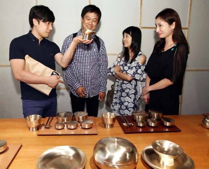 Visitors admire traditional tableware on display at the 2014 Craft Platform exhibition at Culture Station Seoul 284. (photo courtesy of the KCDF)