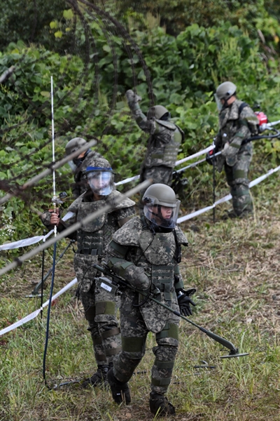 Soldiers carrying out the landmine elimination operation on Oct. 2.