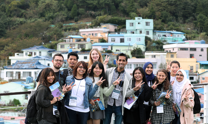 Korea.net honorary reporters pose for a group photo at the Gamcheon Culture Village, home to artistic wall paintings and sculptures, on Oct. 26.