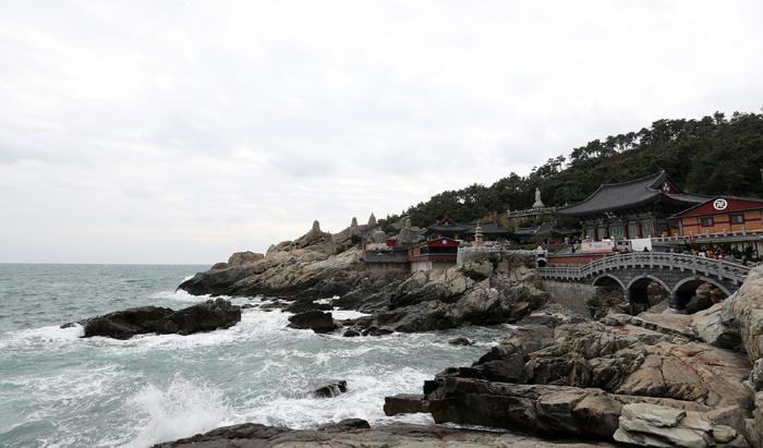 Haedong Yonggungsa Temple sits just above the sea and is one of Busan’s major tourist spots.