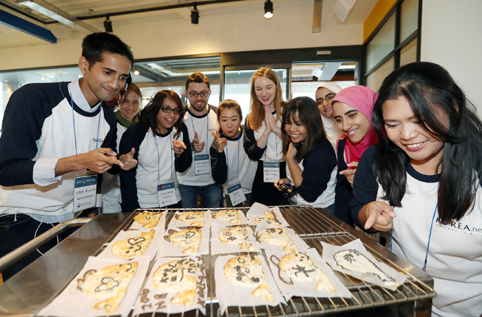 Korea.net honorary reporters inspect the <i>eomuk</i> fishcake they prepared in a cooking class at the Haeundae branch of Goraesa Eomuk in Busan on Oct. 27.