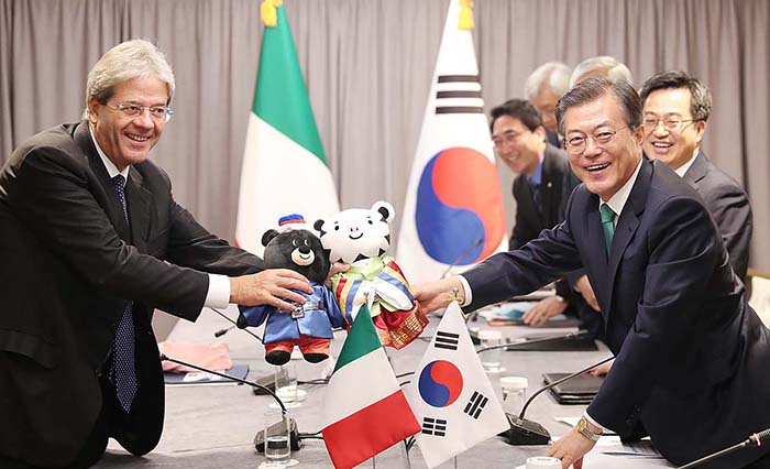 Italian Prime Minister Paolo Gentiloni (left) receives plush toys of Soohorang the white tiger and Bandabi the Asiatic bear, the two mascots for the PyeongChang 2018 Olympic and Paralympic Winter Games, from President Moon Jae-in after their summit at the InterContinental New York Barclay Hotel on Sept. 20. (Cheong Wa Dae)
