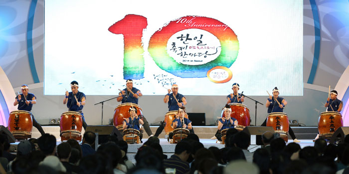 The percussion ensemble SamulNori, led by master player Kim Duk-soo, jointly performs with Japanese traditional drummers during the Korea-Japan Festival 2014, being held at COEX in Gangnam, Seoul, on September 14. 
