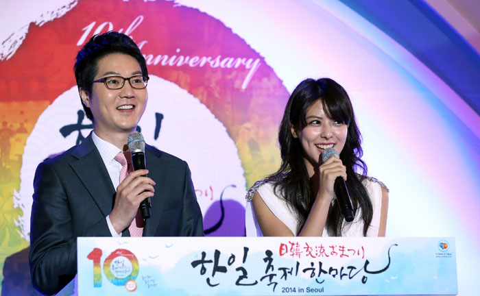 Japanese actress Mina Fujii (right) co-hosts the Korea-Japan Festival 2014 together with KBS anchor Kim Jae-hong, in Seoul on September 14. 