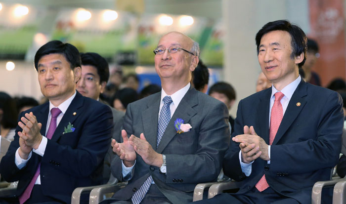 Minister of Foreign Affairs Yun Byung-se (right) and the Japanese ambassador to Korea, Koro Bessho (center), enjoy the performances during the Korea-Japan Festival 2014 in Seoul on September 14. 