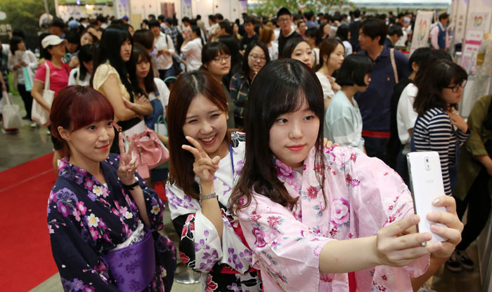 Visitors to the Korea-Japan Festival 2014 try on traditional Japanese yukatas. 