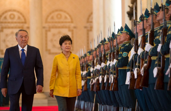 President Park Geun-hye (right) and her Kazakhstan counterpart, Nursultan Nazarbayev (left), inspect an honor guard during a ceremonial reception at the presidential palace in Astana, Kazakhstan, on June 19. (photo: Cheong Wa Dae)