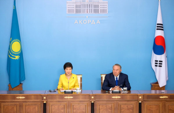 President Park Geun-hye (left) and her Kazakhstani counterpart, Nursultan Nazarbayev, talk during a press conference at the presidential palace in Astana, Kazakhstan, on June 19. (photo: Cheong Wa Dae)
