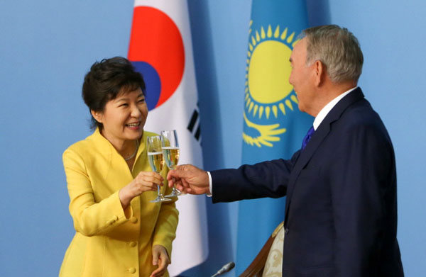 President Park Geun-hye (left) toasts her Kazakhstani counterpart, Nursultan Nazarbayev, after sining a series of agreements at the presidential palace in Astana, Kazakhstan, on June 19. (photo: Cheong Wa Dae)