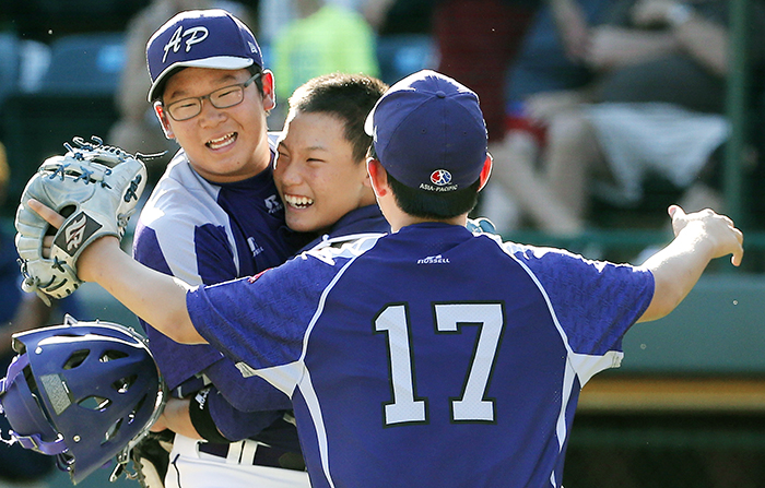 Player Choi Hae-chan (left) and Han Sang-hoon hug each other to celebrate victory at the 2014 Little League World Series final at Lamade Stadium in south Williamsport, Pennsylvania, on August 24. (photo: Yonhap News)