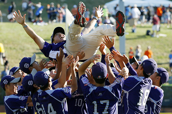 The Korean team celebrates the victory, tossing their coach into the air at the 2014 Little League World Series on August 24. (photo: Yonhap News)
