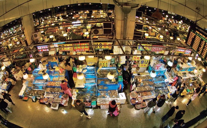 Noryangjin Fisheries Wholesale Market, Seoul's largest seafood market © KTO