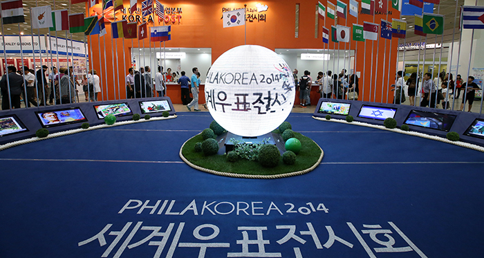 Crowds gather at the PHILAKOREA 2014 World Stamp Exhibition, held at COEX in southern Seoul, from August 7 to 12. (photo: Jeon Han)