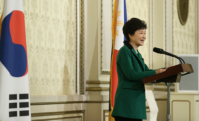 President Park Geun-hye delivers her speech during the state banquet held at Cheong Wa Dae on October 17. (Photo: Jeon Han).