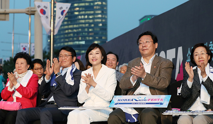 The opening concert for the Korea Sale Festa is held on Sept. 30. Present in the audience are Minister of Culture, Sports and Tourism Cho Yoonsun (third from left), Minister of Trade, Industry and Energy Joo Hyung-hwan (second from right) and Shin Yeon Hee, mayor of Gangnam-gu District (right).