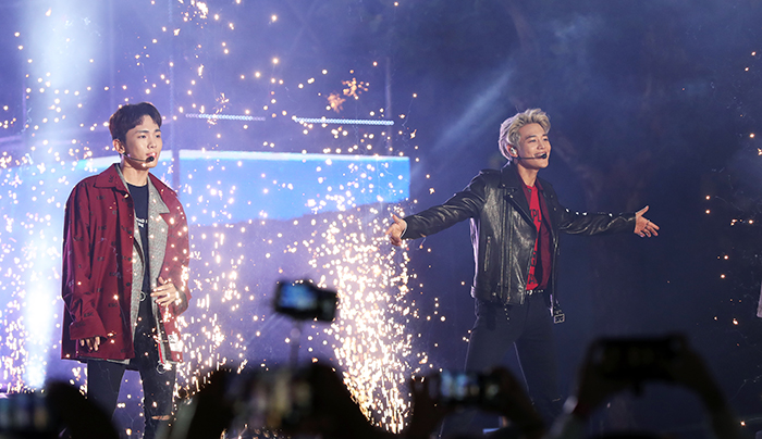 Shinee gives a brilliant performance with fireworks during the opening ceremony for the Korea Sale Festa on Sept. 30.