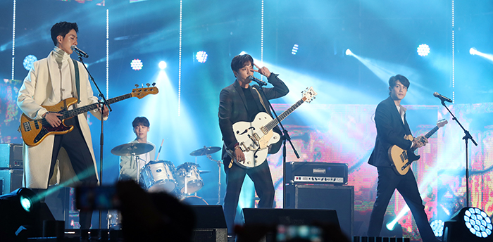 Jung Yong-hwa (center) of CNBlue winks to his fans and makes a V-sign during the opening ceremony for the Korea Sale Festa on Sept. 30.