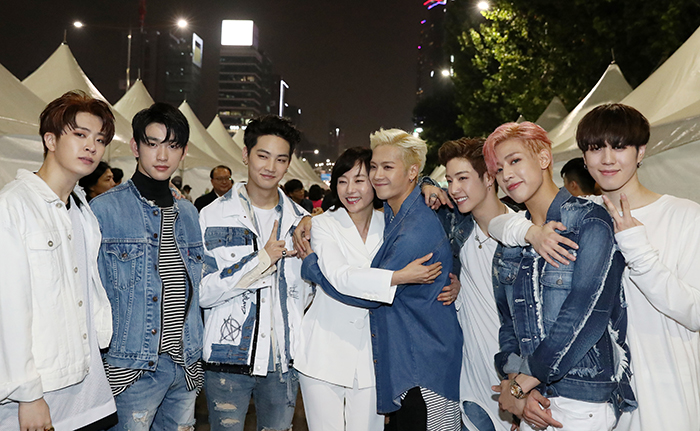 Members of GOT7 pose for a photo with Minister of Culture, Sports and Tourism Cho Yoonsun after the show.