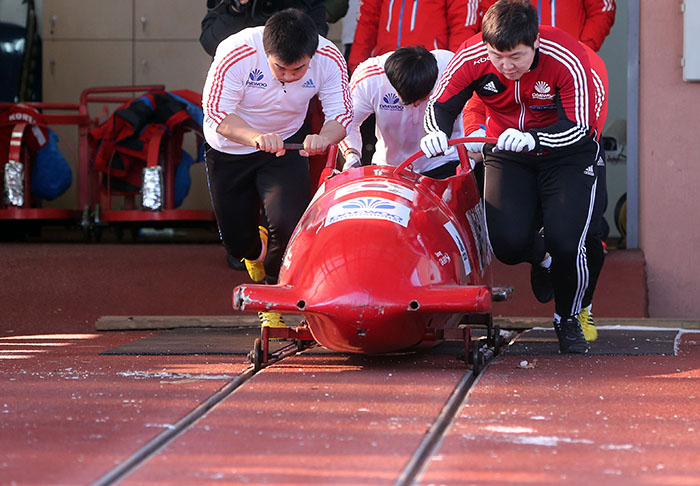 Members of the Korean bobsleigh team train hard at the Alpensia Resort in Pyeongchang, Gangwon-do (Gangwon Province), on January 27. (Photo: Yonhap News)