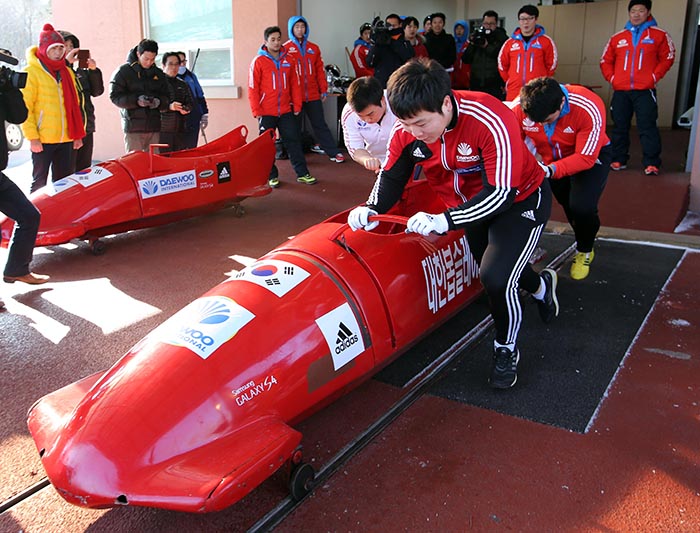 Bobsleigh athletes are busy training at the Alpensia Resort in Pyeongchang, Gangwon-do (Gangwon Province), on January 27. They will leave for Sochi this week to participate in the Winter Olympic Games 2014. (Photo: Yonhap News)