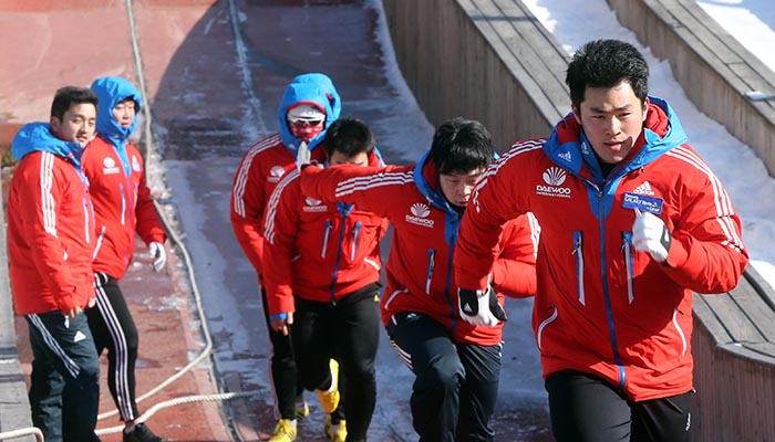 Bobsleigh athletes run through their training routine at the Alpensia Resort in Pyeongchang, Gangwon-do (Gangwon Province), on January 27. Their goal is to rank in top-15 in the bobsleigh competition at the Sochi 2014 Winter Olympic Games. (Photo: Yonhap News)