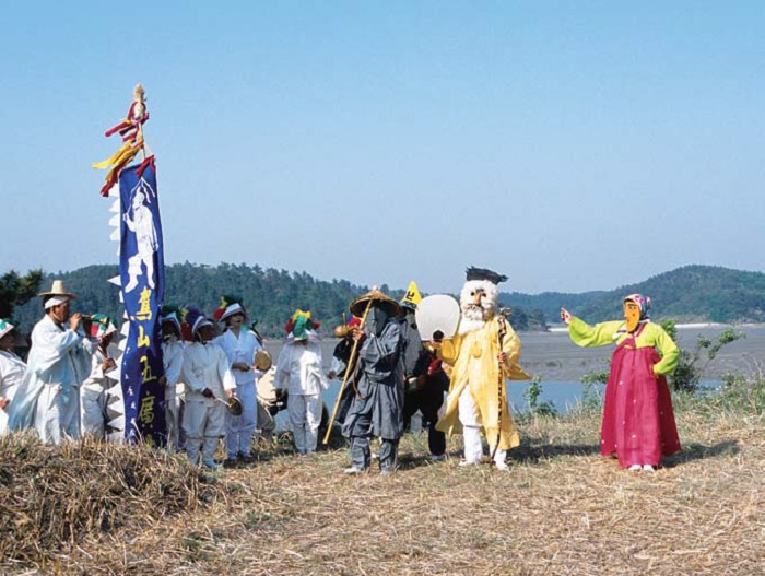 A scene from the old monk episode of the mask dances of the five clowns from Gasan.