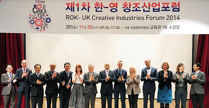 Participants in the ROK-UK Creative Industries Forum 2014 pose for a group photograph. 