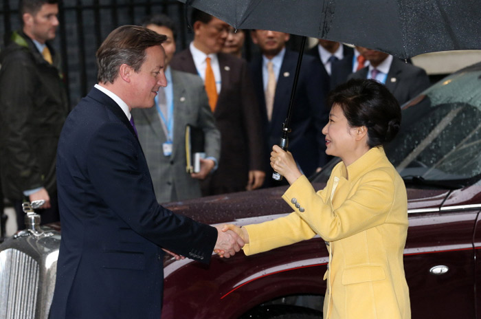 President Park Geun-hye (right) is greeted by Prime Minister David Cameron of the United Kingdom on November 6 in London. (Photo: Cheong Wa Dae)