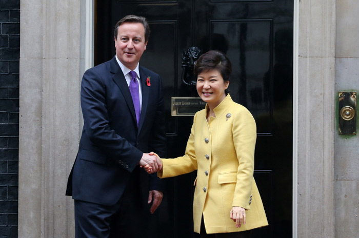 President Park Geun-hye (right) and Prime Minister David Cameron of the United Kingdom pose for photos prior to the Korea-U.K. summit talks on November 6 in London. (Photo: Cheong Wa Dae)