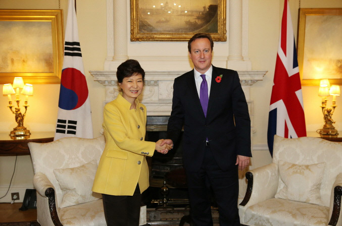 President Park Geun-hye (left) and Prime Minister David Cameron of the United Kingdom pose for photos on November 6 in London. (Photo: Cheong Wa Dae)