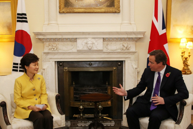 President Park Geun-hye (left) and Prime Minister David Cameron of the United Kingdom hold summit talks on November 6 in London. (Photo: Cheong Wa Dae)