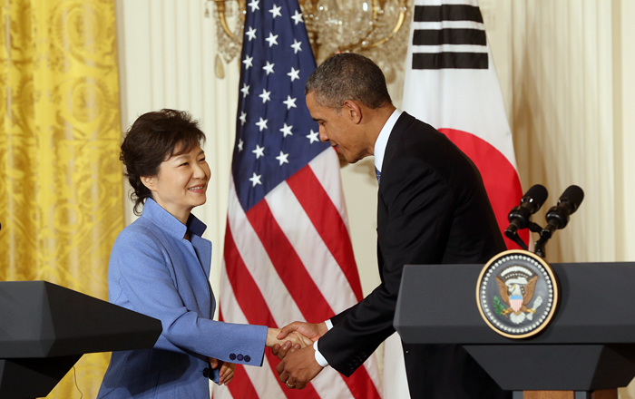 President Park Geun-hye (left) and U.S. President Barack Obama shake hands at a joint press conference after holding summit talks at the White House on May 7, 2013. (photo: Cheong Wa Dae)