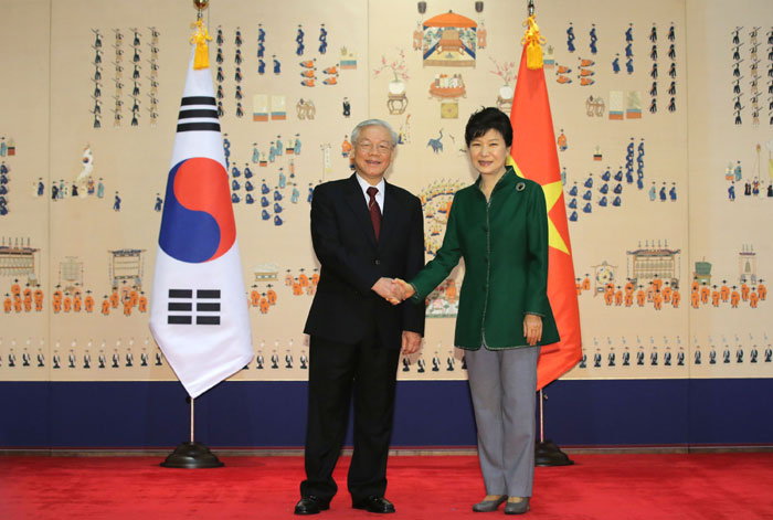 President Park Geun-hye (right) shakes hands with Nguyen Phu Trong, the general secretary of the Communist Party of Vietnam, on October 2 at Cheong Wa Dae prior to the Korea-Vietnam summit. (photo: Yonhap News)