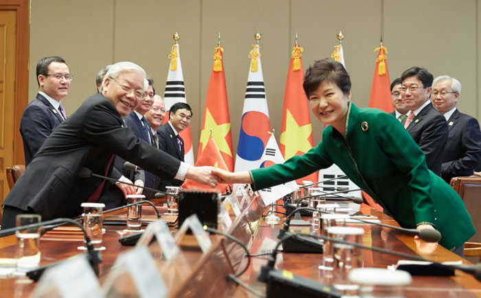 President Park Geun-hye (right) shakes hands with Nguyen Phu Trong, the general secretary of the Communist Party of Vietnam, on October 2 at Cheong Wa Dae prior to the extended Korea-Vietnam summit.