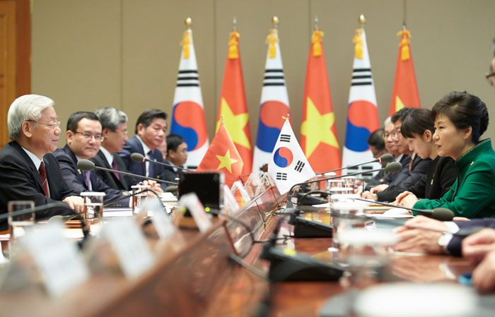 President Park Geun-hye (right) and Nguyen Phu Trong, the general secretary of the Communist Party of Vietnam, hold an extended Korea-Vietnam summit on October 2 at Cheong Wa Dae.