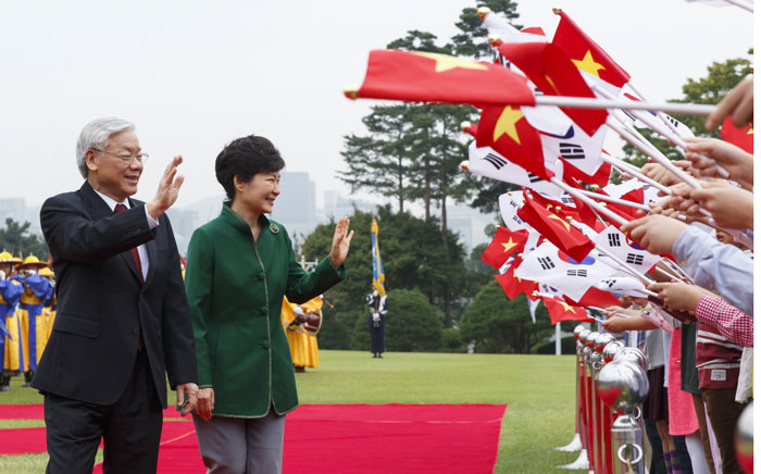 President Park Geun-hye (second from left) and Nguyen Phu Trong, the general secretary of the Communist Party of Vietnam, wave to children holding the national flags of Korea and Vietnam during the official welcoming ceremony at Cheong Wa Dae on October 2.